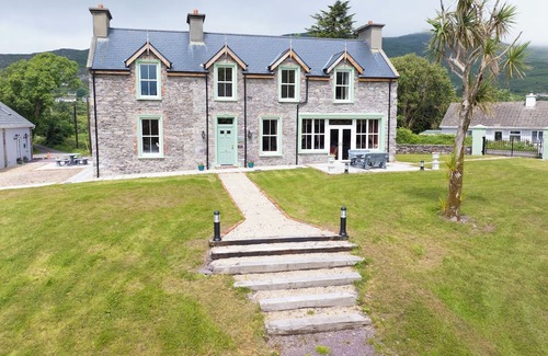 Caherdaniel Casa | Impressive & expansive Georgian Manor House & Cottage w/hot tub & gym studio