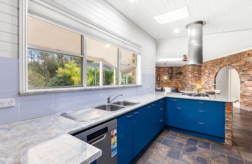 North Nowra Casa | Island Retreat – pet friendly with swimming pool