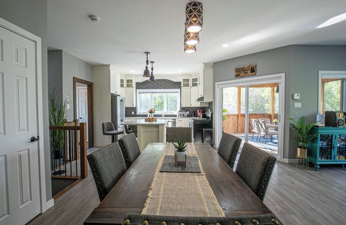 Bouchette Chalet De Esquí | Modern Lakefront Chalet with Games Room, Gym, Wrap Around Balcony & Scenic Views