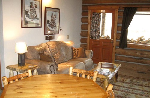 Darby Casa | Relaxing Glamping Vacation: Fantastic Log Cabin with a Hot Tub in Darby, MT