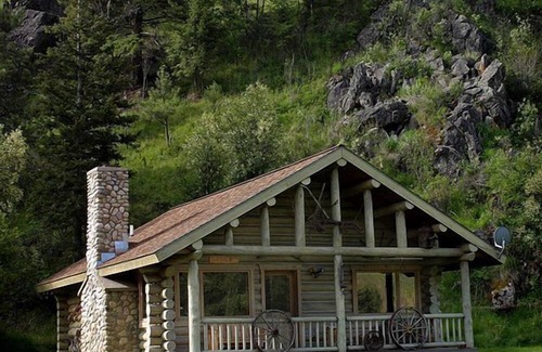 Darby Cabina | Rocky Mountains Nature Escape: Amazing Log Cabin with a Hot Tub in Darby, MT