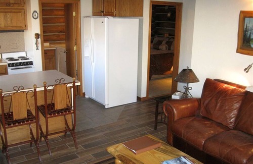 Darby Cabina | Rocky Mountains Nature Escape: Amazing Log Cabin with a Hot Tub in Darby, MT