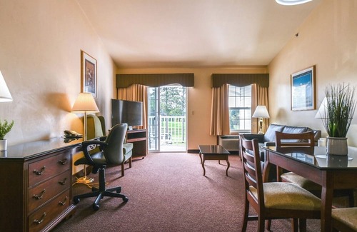 Pembine Hotel | Pet Friendly Stay in Miscauno w/Balcony & Pool Access! Complimentary Parking