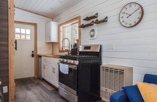 Jay Casa | Forest Bathing: Off-Grid Tiny Home, Pond w/Kayak