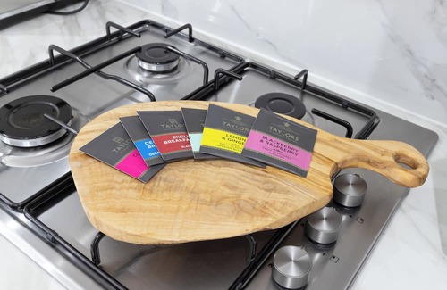 London Borough of Bromley Cabaña | Enjoyable Cornerstone cottage with AC in charming Orpington. Sleeps 7 people