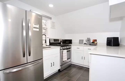 Bergenfield Casa | -NEW- Modern NYC Escape near MetLife/AD MALL/EWR