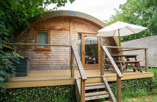 Newmarket Cabina | Lidgate Star Cabin 2 · Eco-friendly cabin next to 16th century pub