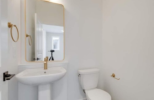 St. Albert Casa | Lovely Executive Home - Long Stays - Garage Parking - Near WEM
