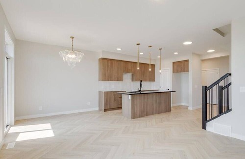 St. Albert Casa | Lovely Executive Home - Long Stays - Garage Parking - Near WEM