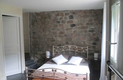 Saint-Julien-Labrousse Cama Y Desayuno | Guest Room 'Room 3 – Coquelicot' with Shared Pool, Communal Terrace and Wi-Fi