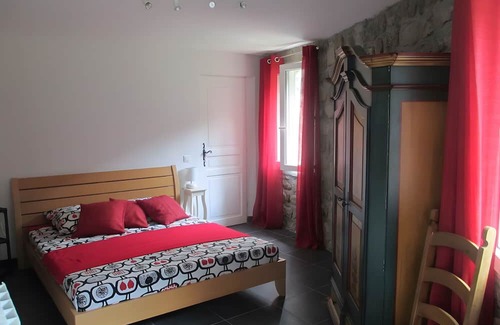 Saint-Julien-Labrousse Cama Y Desayuno | Guest Room 'Room 3 – Coquelicot' with Shared Pool, Communal Terrace and Wi-Fi