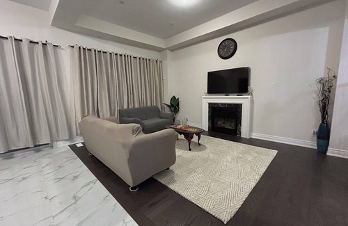 Whitby Casa | Clean and Spacious 4-bdrm Family home in Whitby!