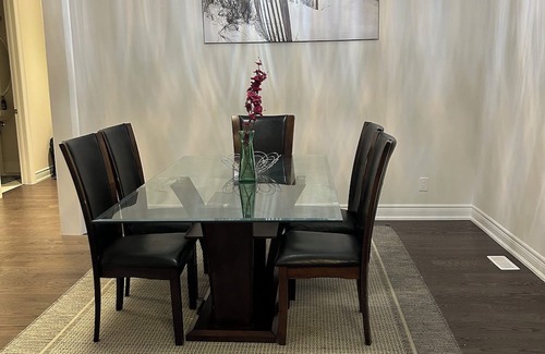 Whitby Casa | Clean and Spacious 4-bdrm Family home in Whitby!