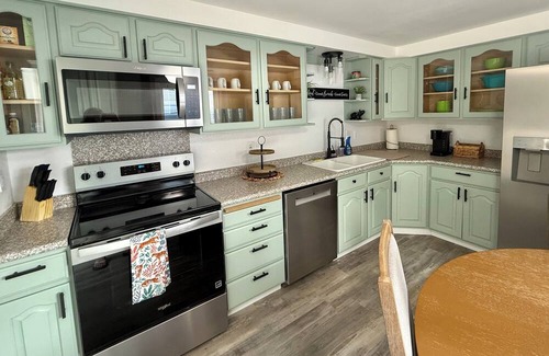 Orangeville Casa | Jungle Bungalow a unique 2-bedroom stay with tropical relaxing vibes throughout.