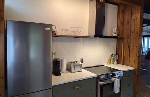 Leamington Cabaña | Cozy Waterfront Cottage – Fishing, Firepit, Wineries, Birdwatching & Views