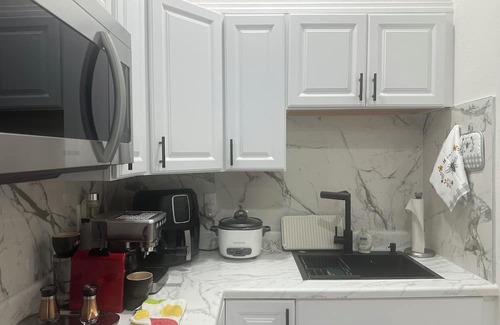 Fort Myers Apartamento | Bright & Charming Room with All Amenities In delightful Fort Myers