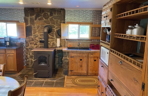 Rock Cave Casa | Mt Ridge Cabin, peaceful and serene! Spacious 4 bedrooms! Hot tub coming soon!