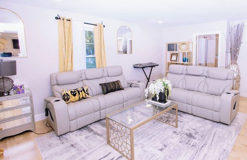 Danville Casa | Spacious 4-bedroom building in lovely Danville with AC