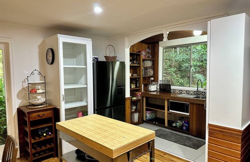 Lamington Cabaña | Creekside Rainforest Retreat, perfect for groups seeking a nature getaway.