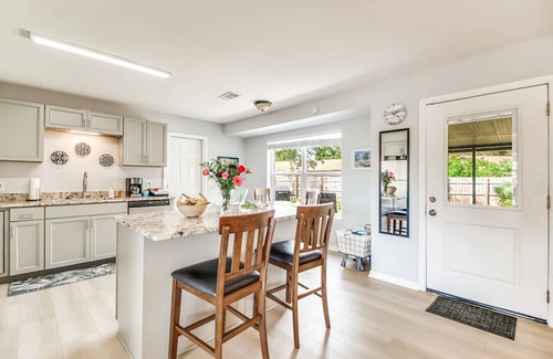 Myrtle Grove Casa | Charming Pensacola Home w/Pool & Lanai