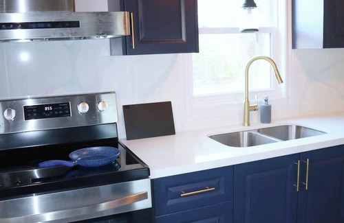 Woodview Casa | Cozy Lakeside Cottage in Woodview, ON - 6 bed, 2 bath