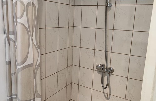 Duniere-sur-Eyrieux Casa | Holiday Home 'Coté Rue' with Shared Terrace, Shared Garden and Wi-Fi