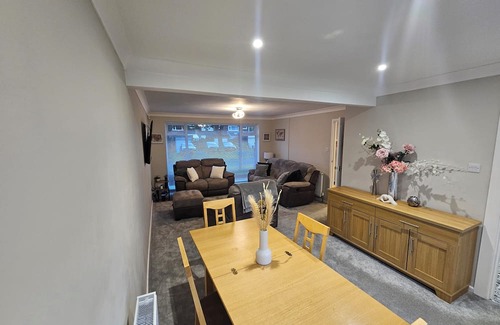 Cramlington Casa | Spacious Cramlington Home for families and workers