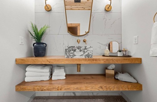 Jasper Hotel | The Aloha Room