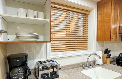 West Lebanon Casa | NEW - Mtn Views - Full Kitchen - Sauna - Pool - NH