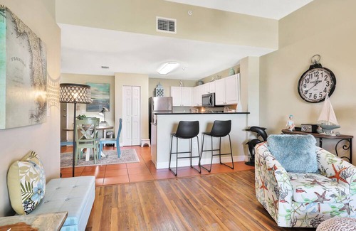 Madeira Beach Condominio | Bay front condo, shared pool and hot tub right next to the beach