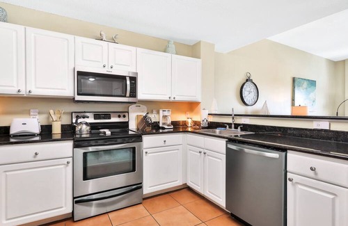 Madeira Beach Condominio | Bay front condo, shared pool and hot tub right next to the beach