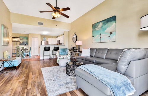 Madeira Beach Condominio | Bay front condo, shared pool and hot tub right next to the beach