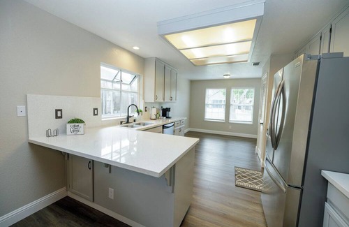 Turlock Casa | Spacious 4-Bedroom Retreat in a Quiet Neighborhood w/3-Car Garage