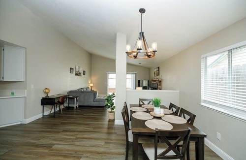 Turlock Casa | Spacious 4-Bedroom Retreat in a Quiet Neighborhood w/3-Car Garage