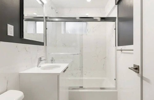 Queens Casa | Building with fitness room and AC in cool Far Rockaway