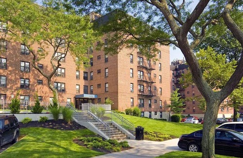 Queens Casa | Building with fitness room and AC in cool Far Rockaway