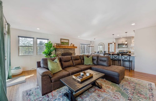 Cambridge Casa | Bright hilltop retreat with stunning mountain views, wrap-around windows, and cozy seating to take it all in. Nestled on a private, scenic property minutes from charming Cambridge village—perfect for a peaceful getaway year-round.