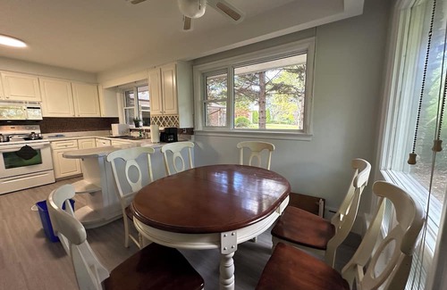 Bayview Village Casa | Cozy Queen RoomShared BathLeslie Subway North York