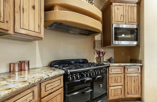 North Gateway Casa | Stunning 3-bedroom house with fitness room, hot tub and scenic views in Phoenix!