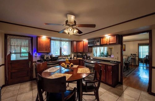 West New Haven Casa | E&E Spacious Home Retreat - Near Yale and Downtown