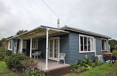 Opunake Casa | Our family bach at ōpunakē, pets and big whānau welcome
