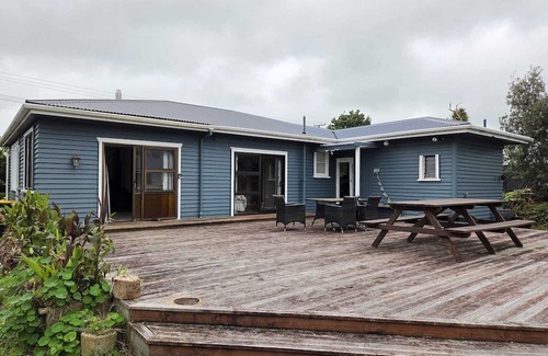 Opunake Casa | Our family bach at ōpunakē, pets and big whānau welcome