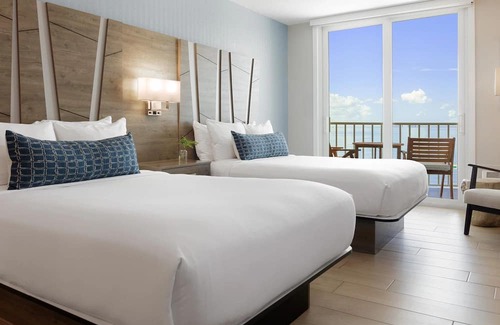 Pinellas Point Hotel | Coastal Retreat | Pier Aquarium, Maximo Park, & Scenic Ambiance Nearby