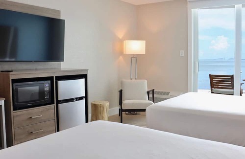 Pinellas Point Hotel | Ideal Family Stay | Adventurous Excursions, Trendy Dining & Beach Escape