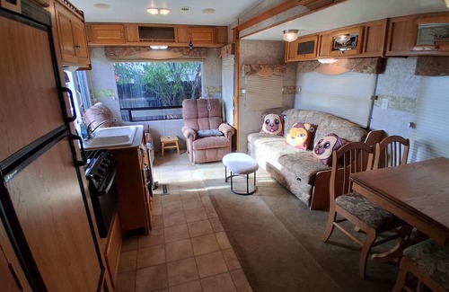 Chowchilla Casa | Cozy 1 BR RV in Chowchilla right off Route 152 and 99, Sleeps 4!