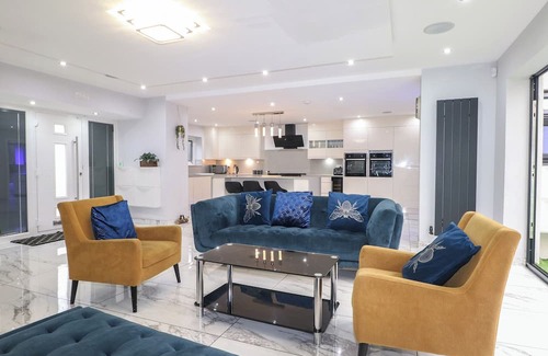 Rushmoor District Cabaña | FALCON BAL HOUSE, pet friendly, with a garden in Farnborough