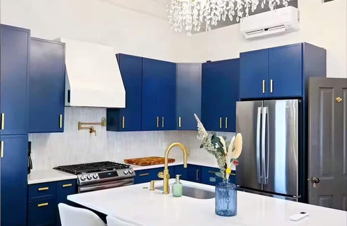 Burlington Apartamento | Luxury Historic 2BD - Modern Comfort Near Downtown, Steps Away from New Bakery