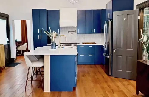 Burlington Apartamento | Luxury Historic 2BD - Modern Comfort Near Downtown, Steps Away from New Bakery