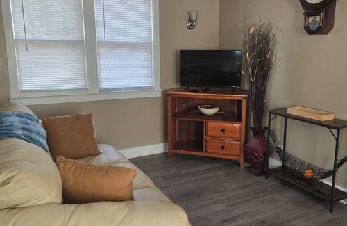 Redfield Casa | Shady Lane Cottage is a nice 2-bedroom house with AC in charming Redfield.