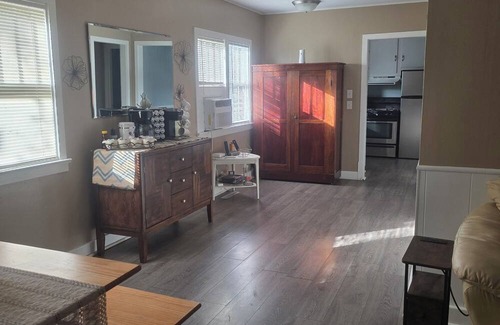 Redfield Casa | Shady Lane Cottage is a nice 2-bedroom house with AC in charming Redfield.